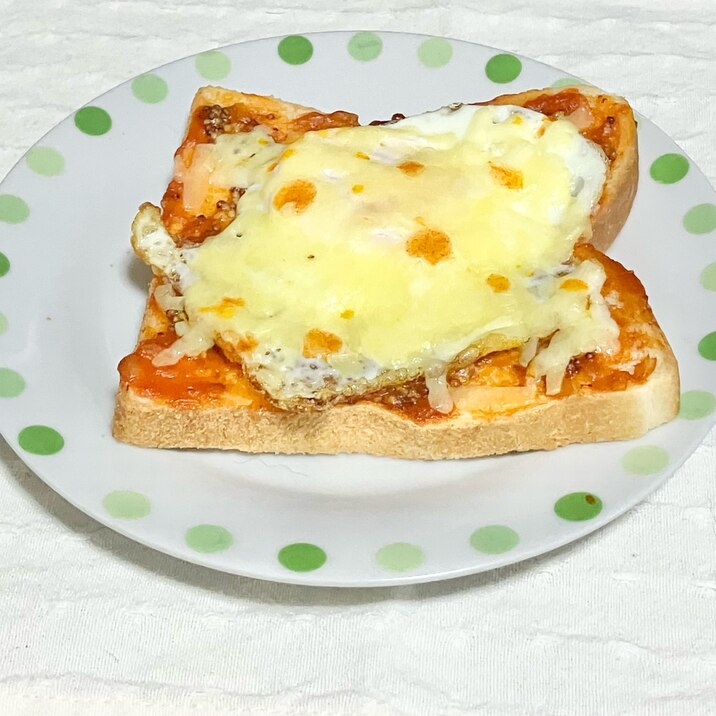 簡単☆目玉焼きとチーズのせピザトースト